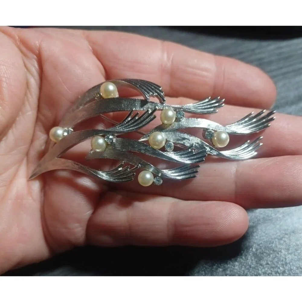 Vitage Crown Trifari C Silver Tone seaweed brooch Pin pearls & rhinestones
